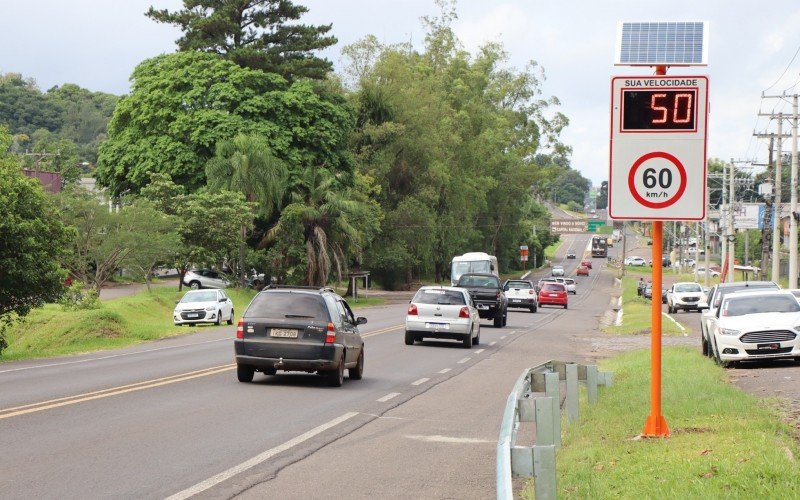 InstalaÃ§Ã£o de controladores de velocidade no trecho da morte representam o inÃ­cio da preparaÃ§Ã£o do perÃ­metro para as obras emergenciais que serÃ£o realizadas pelo Dnit, entre EstÃ¢ncia Velha e Novo Hamburgo