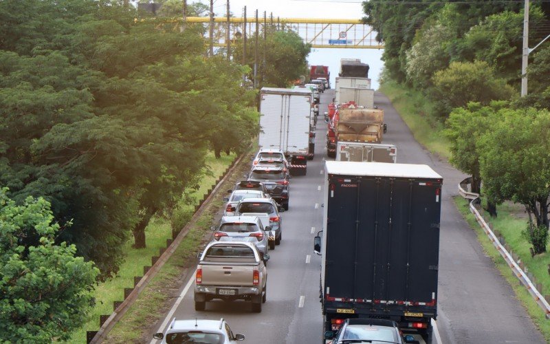 Congestionamento na BR-116 Ã© motivado pelo avanÃ§o das obras de construÃ§Ã£o da terceira via, em Novo Hamburgo