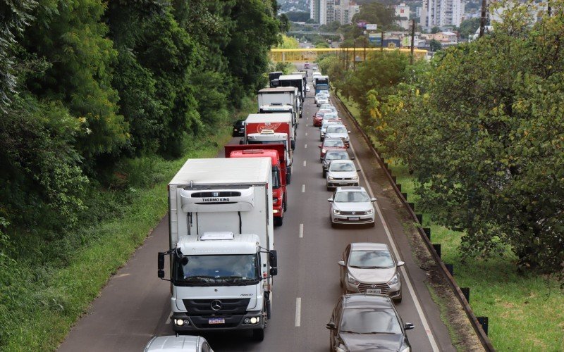 Congestionamento na BR-116 Ã© motivado pelo avanÃ§o das obras de construÃ§Ã£o da terceira via, em Novo Hamburgo