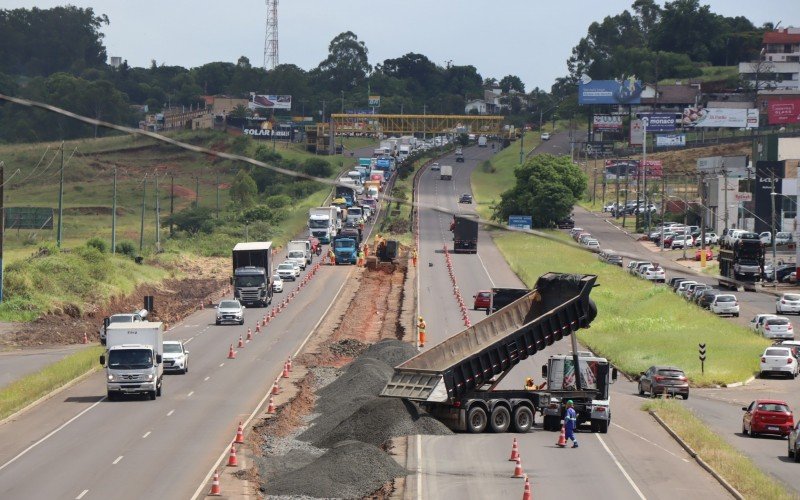 Congestionamento na BR-116 é motivado pelo avanço das obras de construção da terceira via, em Novo Hamburgo | abc+