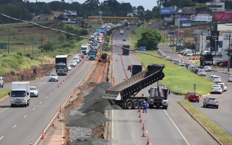 Congestionamento na BR-116 Ã© motivado pelo avanÃ§o das obras de construÃ§Ã£o da terceira via, em Novo Hamburgo