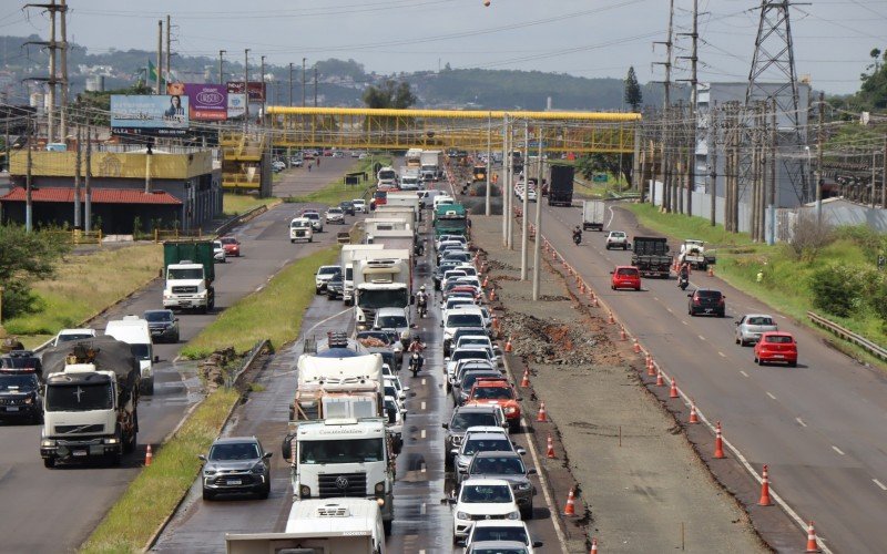 Congestionamento na BR-116 Ã© motivado pelo avanÃ§o das obras de construÃ§Ã£o da terceira via, em Novo Hamburgo