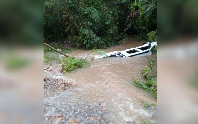 Criança de 6 anos morre dentro de carro arrastado por enxurrada | abc+