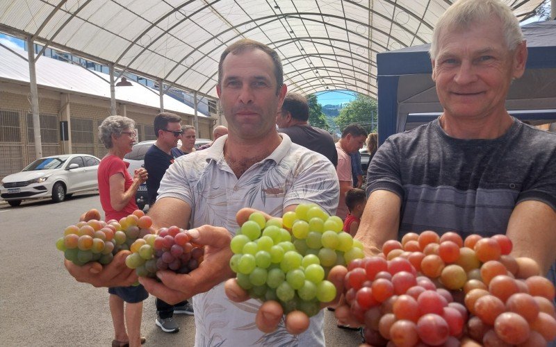 Os produtores Jair Hach e José Ricardo Müller na Feira da Uva de Igrejinha | abc+