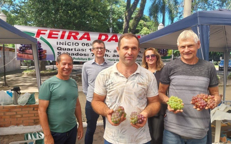 Os produtores Jair Hach e José Ricardo Müller na Feira da Uva de Igrejinha, com o prefeito Leandro Horlle, o vice Joãozinho Lopes e Miriam Carnetti | abc+