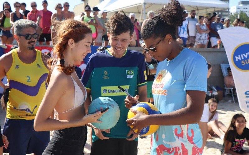 Medalhista olÃ­mpica da seleÃ§Ã£o, Fernanda Garay participa de oficina de vÃ´lei na beira da praia de TramandaÃ­