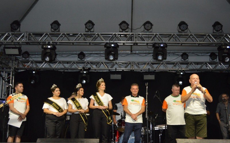 ComissÃ£o organizadora da Festa da Bergamota, presidente (Elton Sebastiany), Prefeito JÃºlio Campani e Soberanas participaram ativamente na Festa de SÃ£o SebastiÃ£o no primeiro esquenta para a festa.