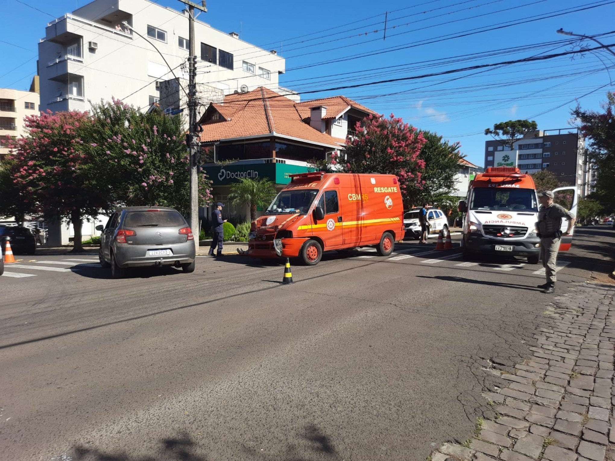 ACIDENTE DE TRÂNSITO: Ambulância dos Bombeiros colide contra carro durante deslocamento para ocorrência em Dois Irmãos