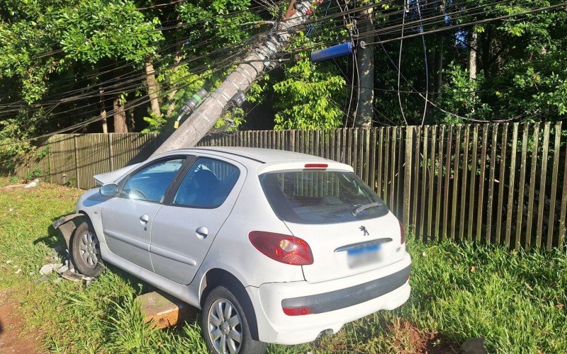 ColisÃ£o aconteceu na madrugada deste domingo (14)