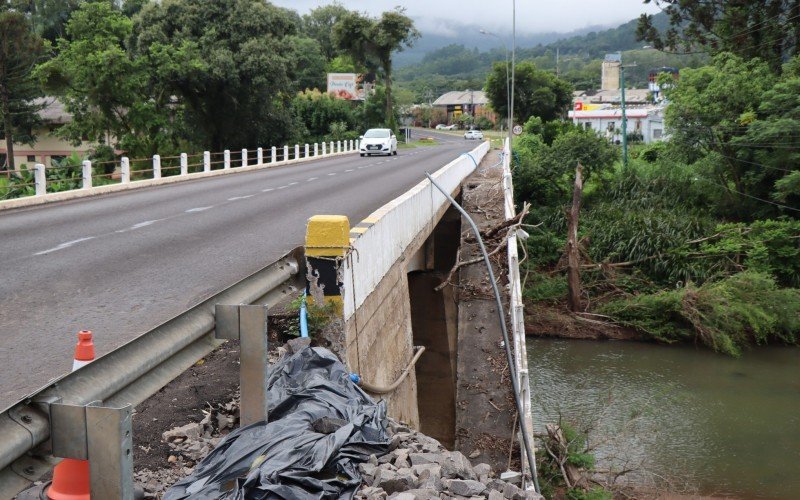 Passarela de pedestres existente na BR-116, em Picada CafÃ©, desmoronou apÃ³s queda de Ã¡rvore durante temporal que atingiu a regiÃ£o em novembro do ano passado