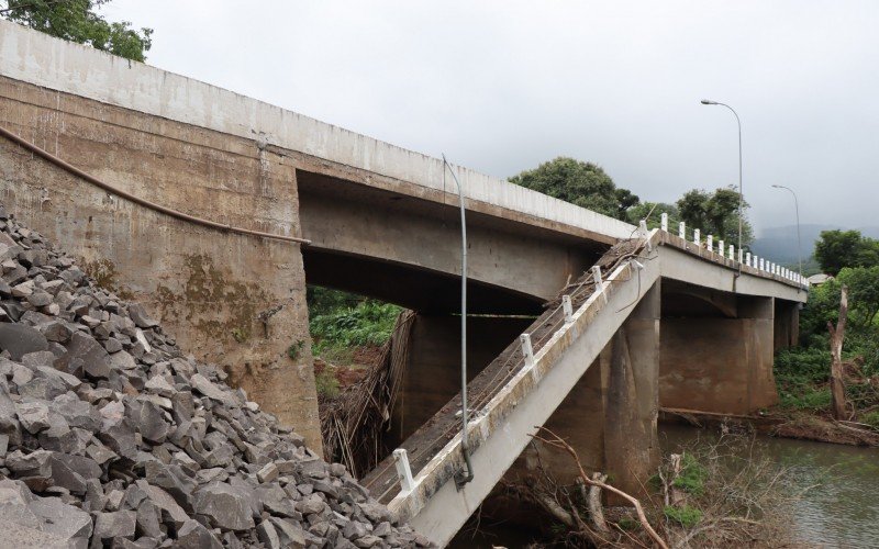 Dnit ainda nÃ£o concluiu o projeto para reconstruir a passarela que fica junto a ponte sobre o Rio Cadeia, em Picada CafÃ©