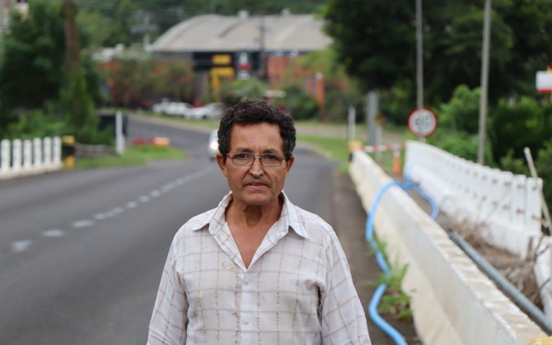 Aposentado José Sousa de Oliveira relata o risco que é atravessar o trecho sobre a ponte | abc+