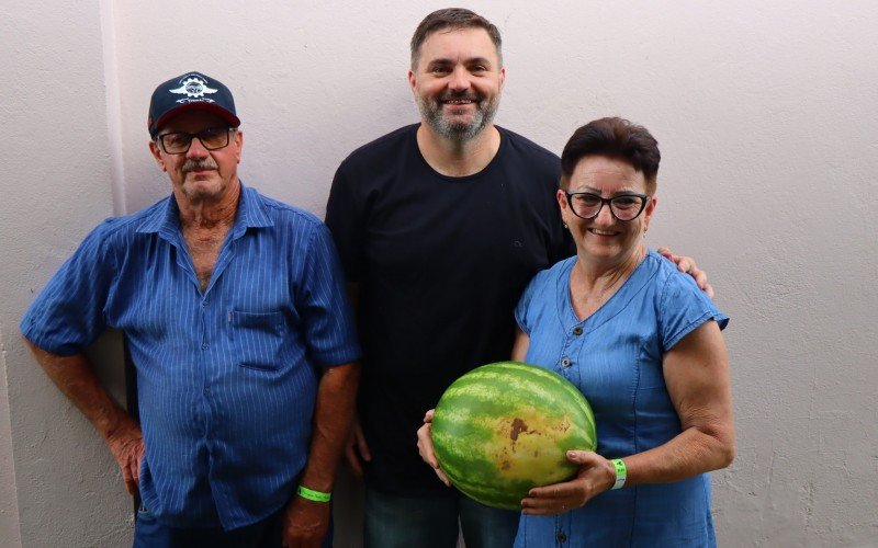 Enio Hossmann, padre Ricardo Nienow e Jacinta Machado