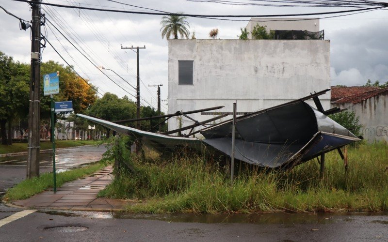 Último temporal, no domingo, derrubou outdoor em Novo Hamburgo | abc+