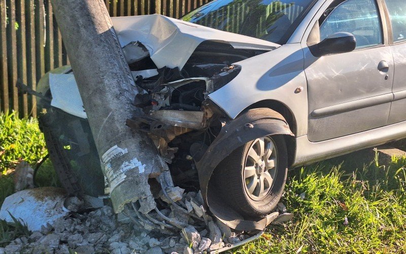 Acidente aconteceu na madrugada deste domingo 