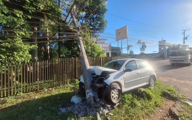 ColisÃ£o aconteceu na madrugada deste domingo e deixou parte do bairro Sol Nascente sem luz