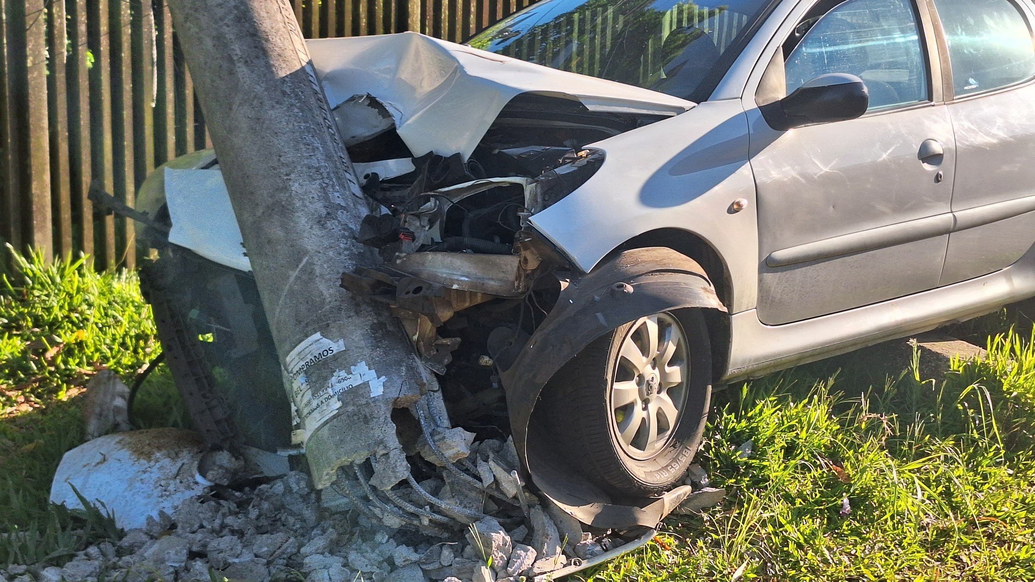Motorista colide em poste e deixa moradores de bairro sem luz em Estância Velha; veja fotos