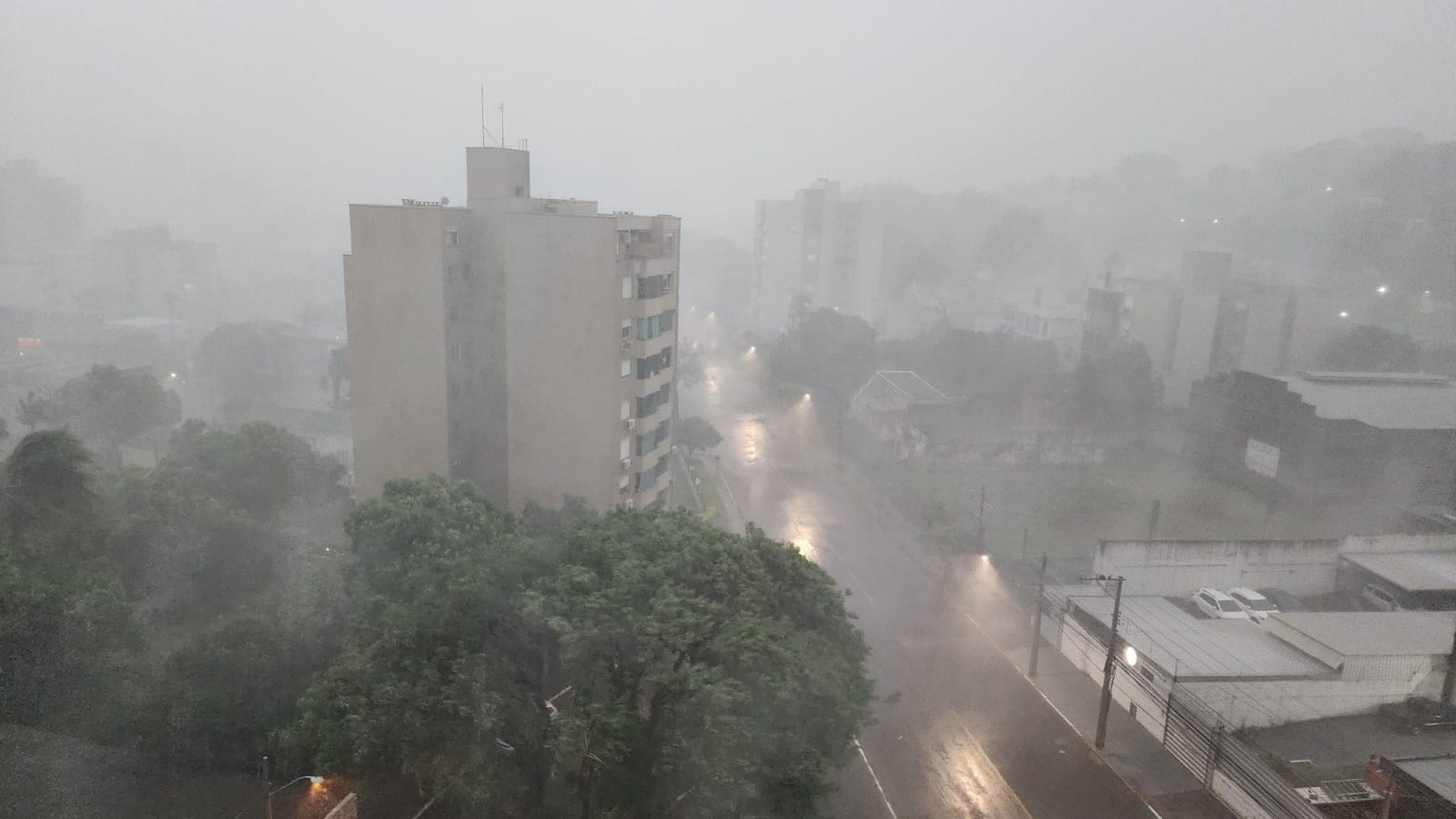 TEMPESTADE: Muita chuva, granizo e rajadas de vento chegam com temporais nesta terça no RS