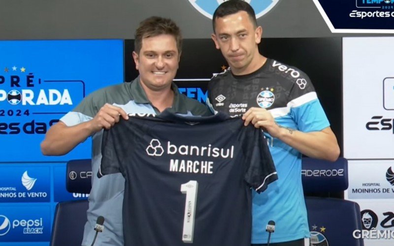 Agustín Marchesín recebe a camisa de número 1 do vice-presidente de futebol gremista, Antônio Brum | abc+