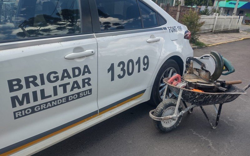 Homem furta residência em Canela e é flagrado carregando os objetos em um carrinho de mão