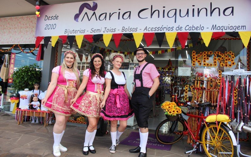 Equipe da loja Maria Chiquinha veste trajes tÃ­picos