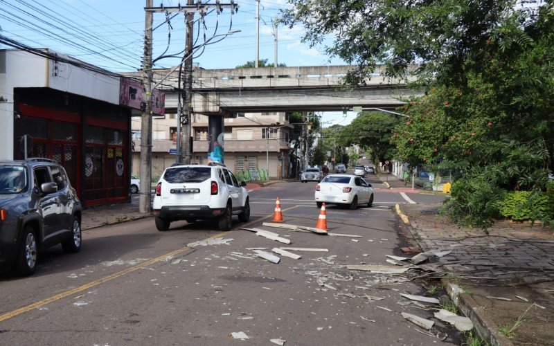 Na Rua AraxÃ¡, telhas de um prÃ©dio voaram e espatifaram em via pÃºblica