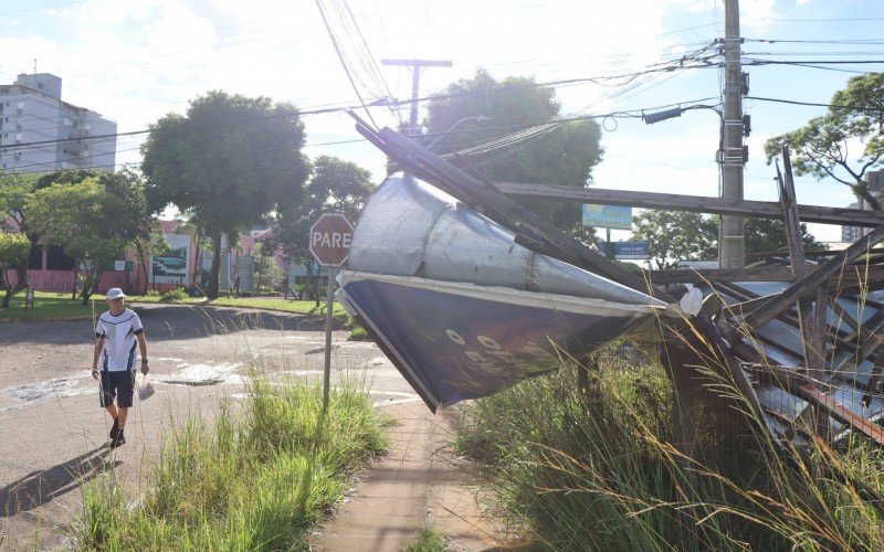 Na esquina do hipermercado Bourbon, outdoor caiu e impede a passagem de pedestres pela calÃ§ada