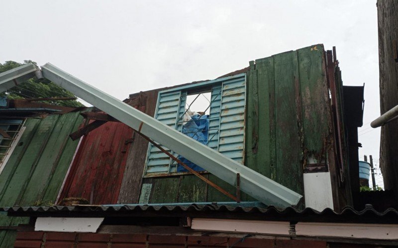 Casas no Bairro Operária foram as mais atingidas pelo vento que chegou com o temporal no final da tarde de domingo (14) | abc+