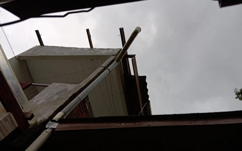 Casas no Bairro OperÃ¡ria foram as mais atingidas pelo vento que chegou com o temporal no final da tarde de domingo (14)