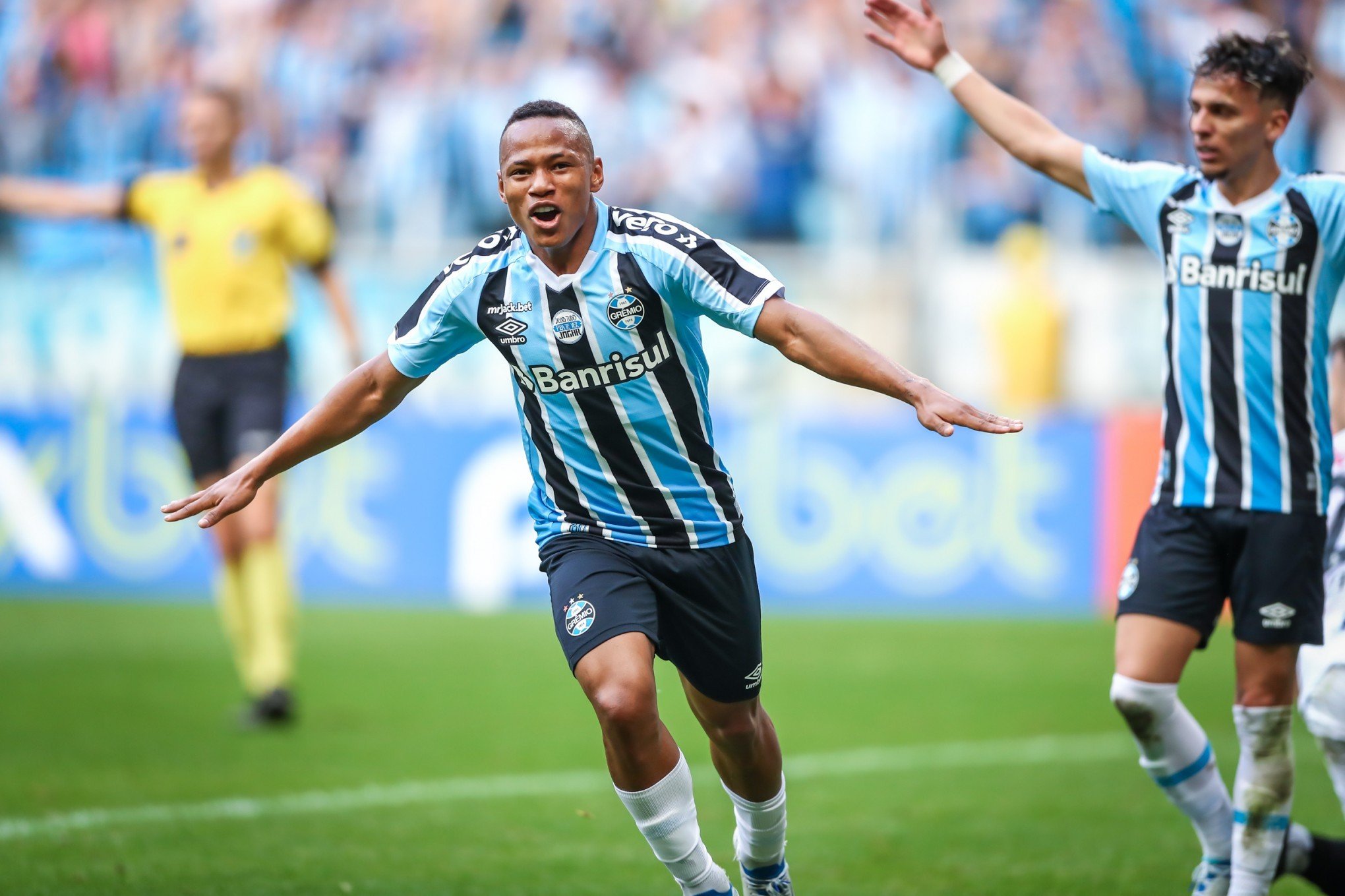 Grêmio confirma o retorno do meia Campaz após passagem pelo futebol argentino