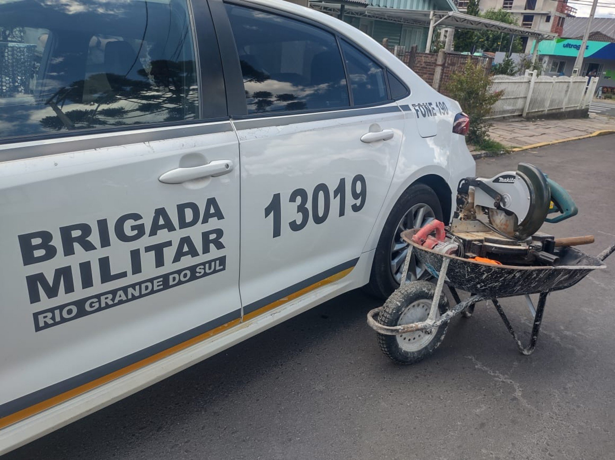 Homem é flagrado carregando objetos furtados com carrinho de mão em Canela