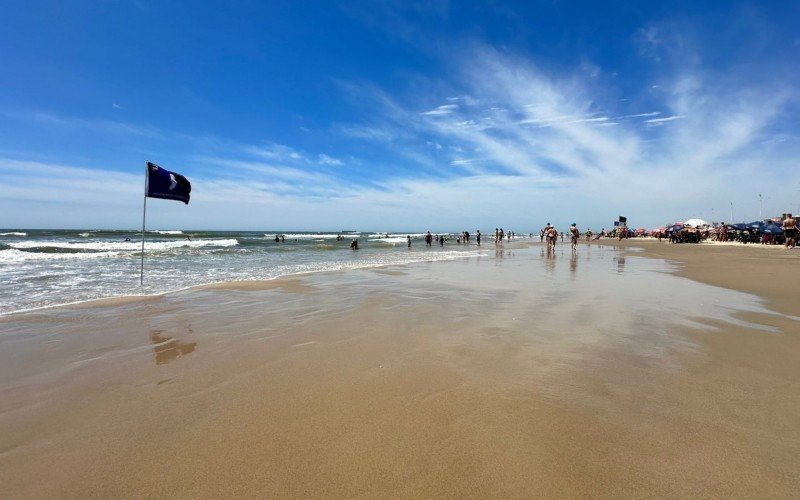 CÃ©u azul e mar limpo em ImbÃ©. Apesar disso, alerta para a presenÃ§a de Ã¡guas-vivas no mar 