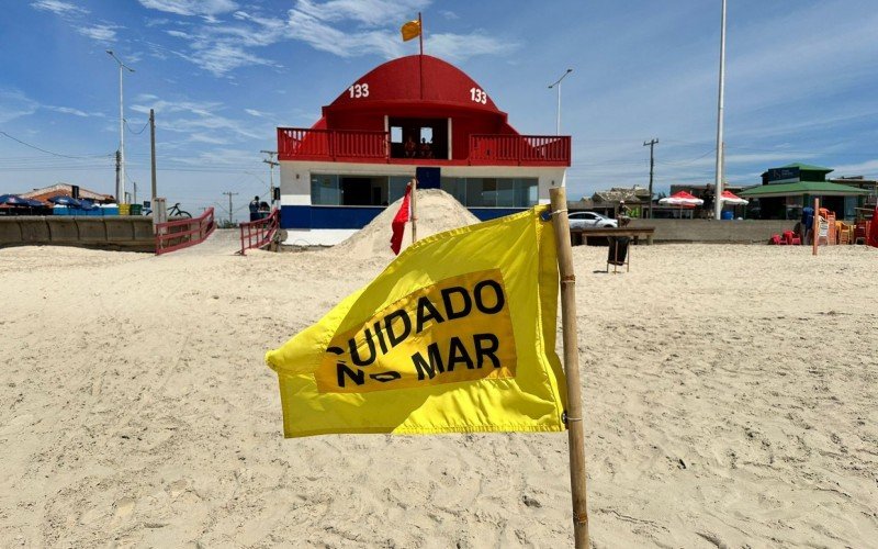 Bandeira amarela alerta para buracos no mar em ImbÃ© 