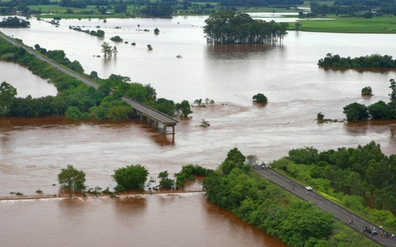 Enchente do Rio Jacuí derrubou ponte em Agudo em janeiro de 2010: cinco pessoas morreram | abc+