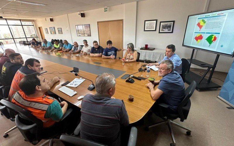 Reunião na manhã desta terça (16), planejou ações para eventuais problemas pela chuva