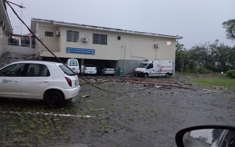 Parte do Hospital Municipal de SÃ£o Vicente ficou destelhado apÃ³s temporal desta terÃ§a-feira (16)
