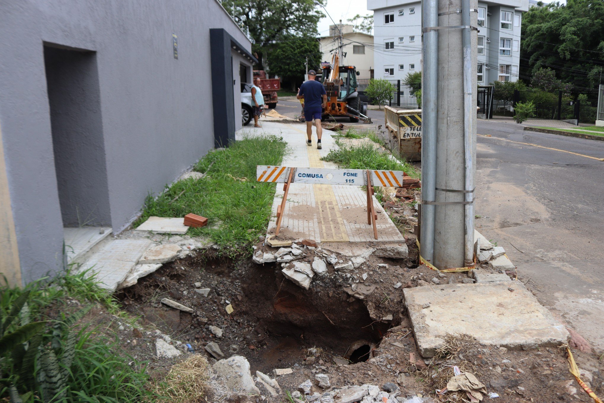 Moradores buscam explicações para vazamentos frequentes em rua de Novo Hamburgo