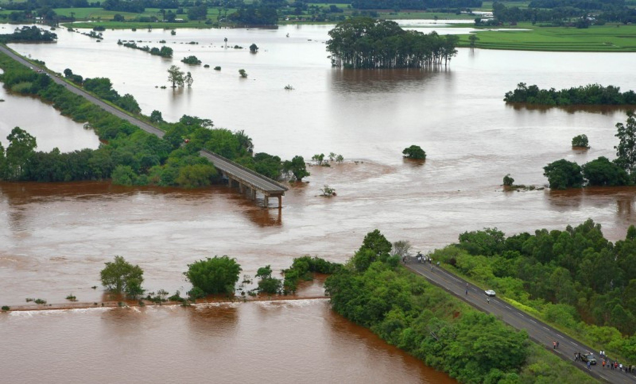 TEMPESTADE: Condição climática prevista para esta semana tem semelhança com 2010, quando enchente derrubou ponte em Agudo