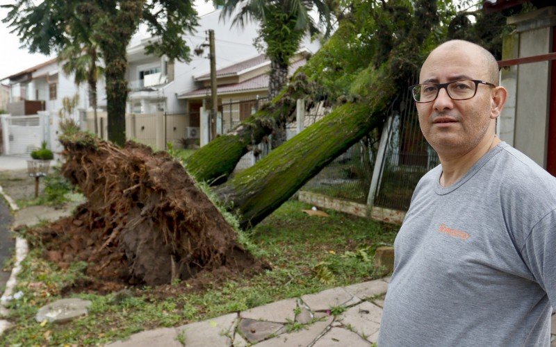 Bressane teve sua casa atingida por árvores que caíram no portão da casa vizinha | abc+