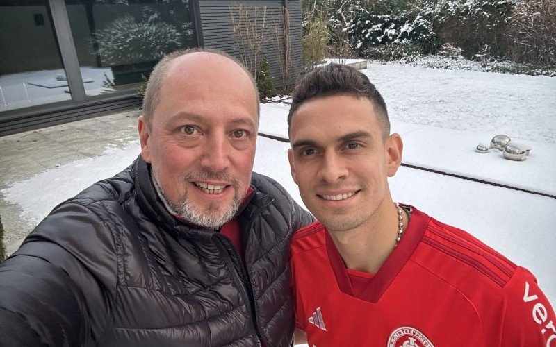 Presidente Alessandro Barcellos postou foto com Borré vestindo a camisa colorada | abc+