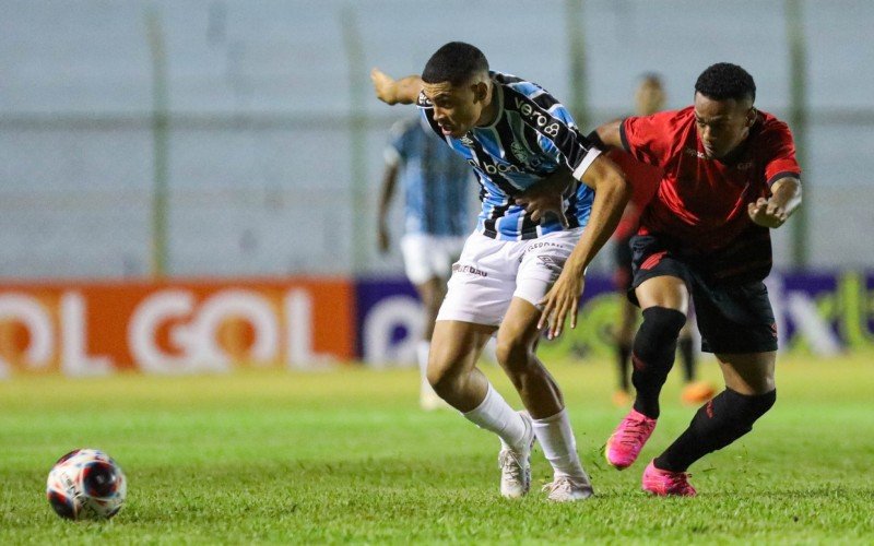 Jogadores de Grêmio e Athletico disputam a bola pela Copa São Paulo de Futebol Júnior | abc+