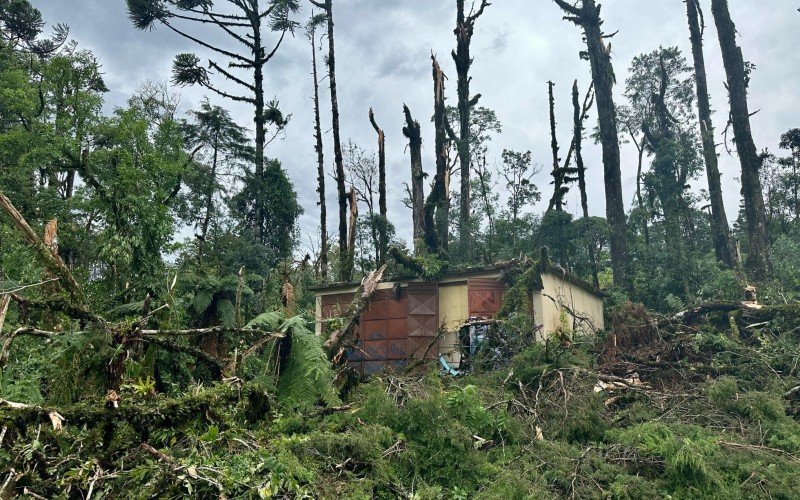 Hospital de Gramado tem telhado danificado e caixas dâ€™Ã¡gua quebradas por causa do temporal