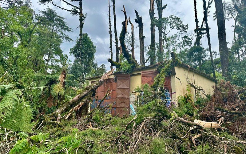 Hospital tem telhado danificado e caixas d'água quebradas