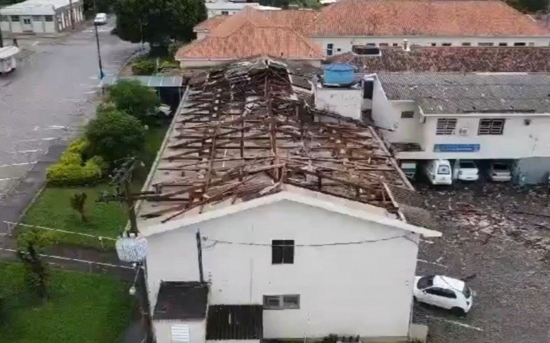 Hospital de São Vicente do Sul ficou parcialmente destelhado após temporal na terça-feira (16) | abc+