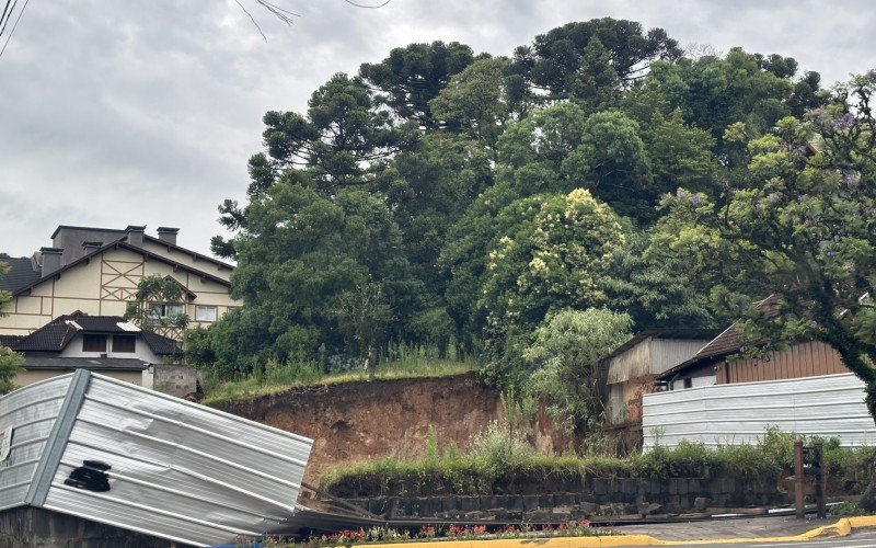 Tapumes de obras foram destruÃ­ram durante a tempestade