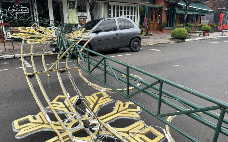 Parte da decoraÃ§Ã£o do Natal Luz caiu e atingiu carros que estavam estacionados