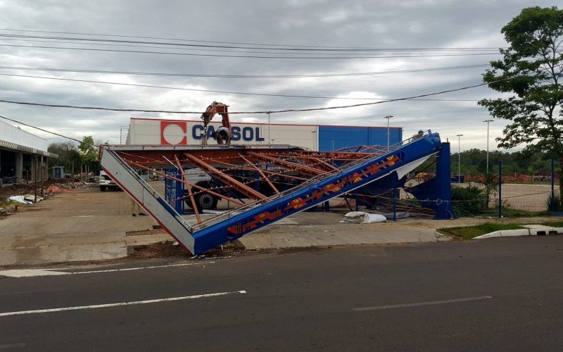 Queda de estrutura por conta da tempestade em frente Ã  Cassol, na Avenida Farroupilha, em Canoas