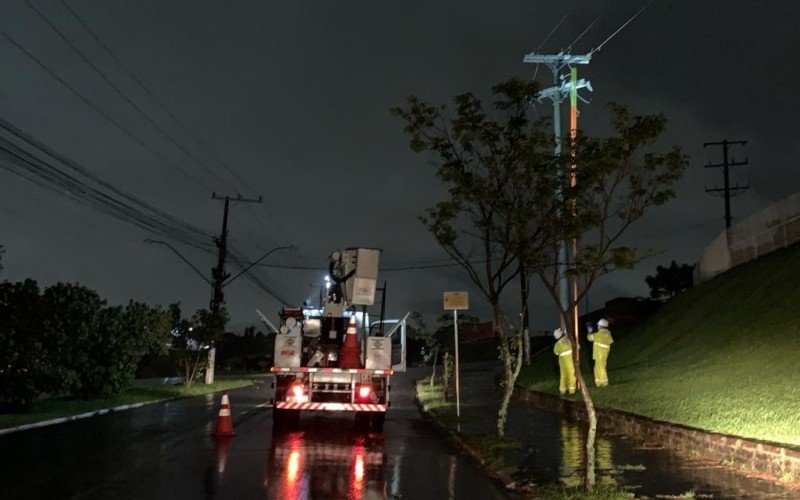 Equipes da RGE trabalhavam nas ruas de Novo Hamburgo no início da madrugada desta quarta | abc+