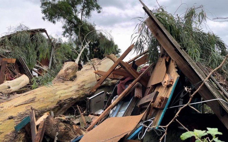 Casa foi destruÃƒÂ­da em Canela apÃƒÂ³s queda de ÃƒÂ¡rvore