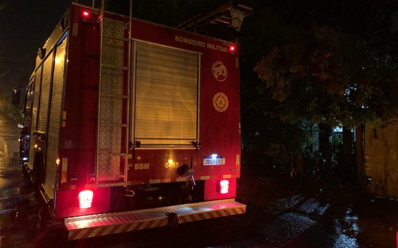 Deslizamento de terra mobilizou os bombeiros no bairro Canudos, em Novo Hamburgo | abc+